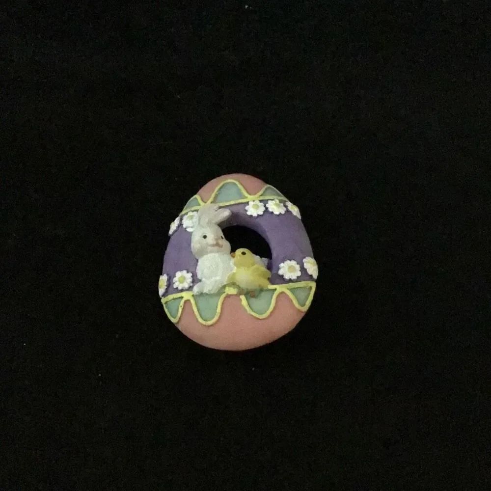 Brooch  Cute little ceramic Easter egg ￼